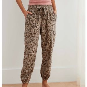 Aerie leopard cargo joggers! Size M